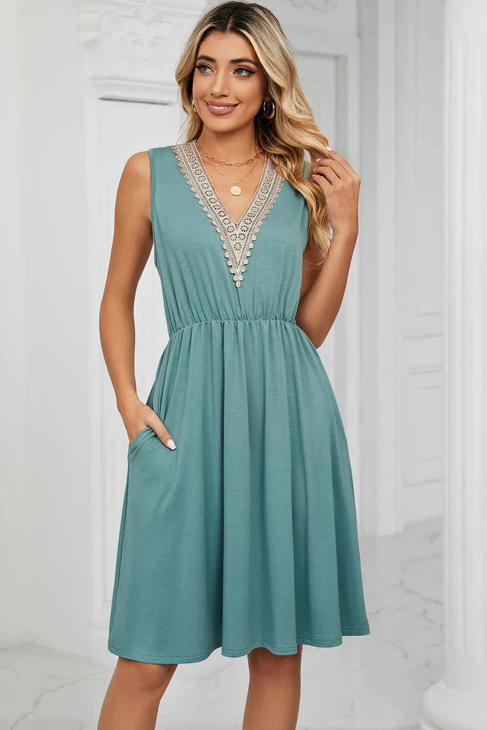 Solid color V-neck lace patchwork sleeveless pocket waist cinching dress