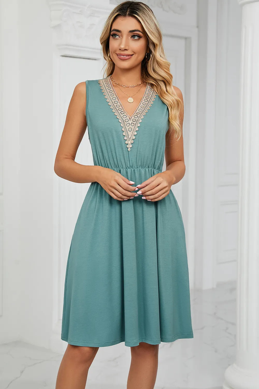 Solid color V-neck lace patchwork sleeveless pocket waist cinching dress