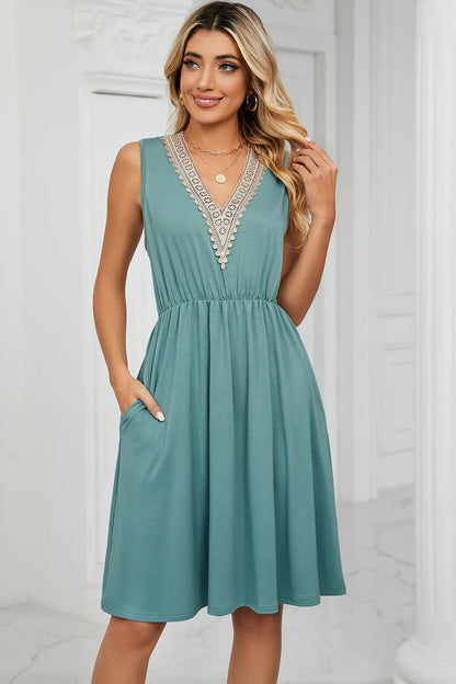 Solid color V-neck lace patchwork sleeveless pocket waist cinching dress