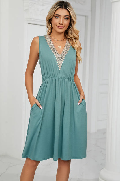 Solid color V-neck lace patchwork sleeveless pocket waist cinching dress