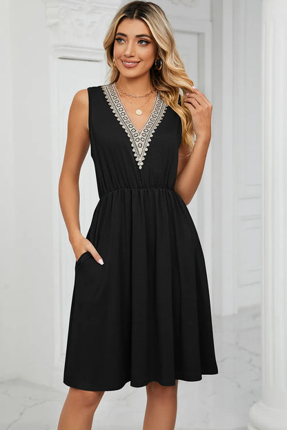 Solid color V-neck lace patchwork sleeveless pocket waist cinching dress